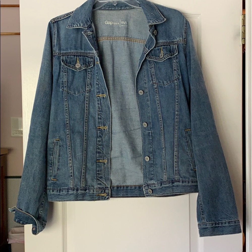 Cute denim jacket! Perfect for this time of year!